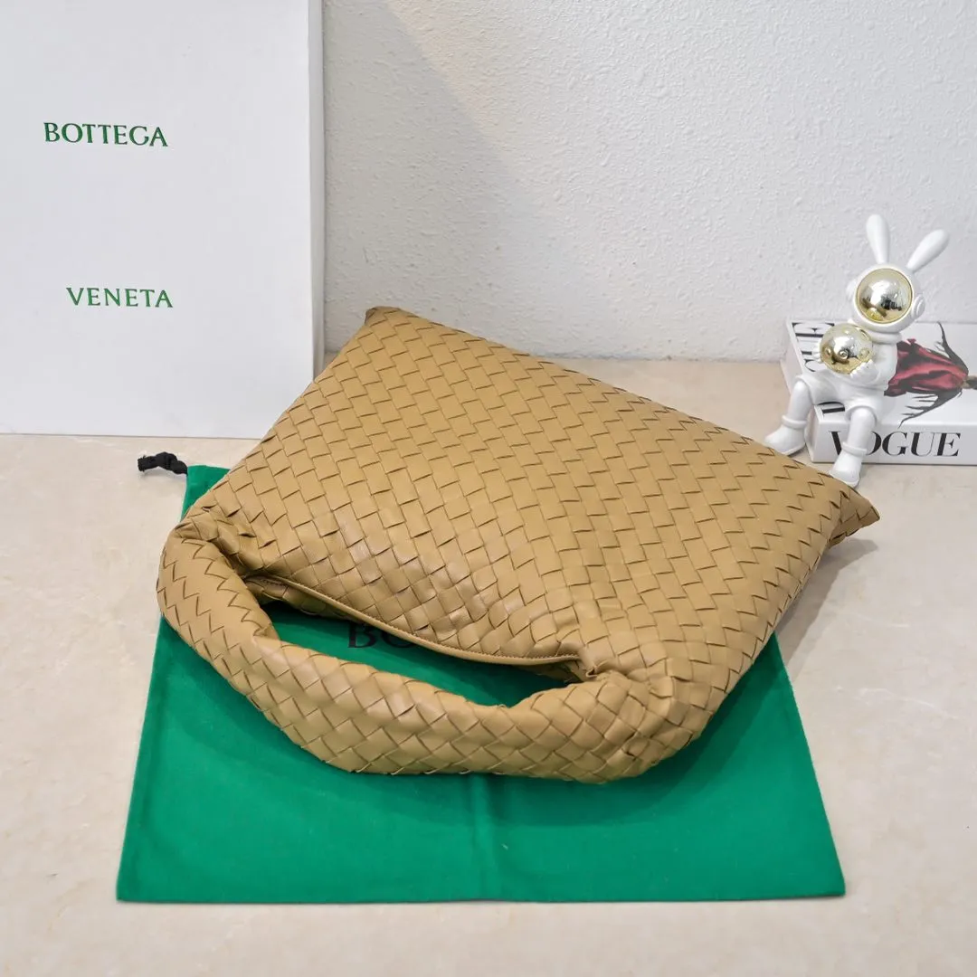 Batch 1960 #Bv new medium-sized HOP bag, the bag body and handles are made of a whole piece of woven leather. The bag body is soft and lazy. Hop symbolizes the praise of innovation and eternal craftsmanship [love]. The pyramid silhouette combines practicality and fashion. It is modern and casual, and the bag mouth is double-sided closed design, more convenient and safe! The cowhide texture also makes the bag more wear-resistant and durable. A must-have for fashionable ladies who like minimalism yet comfortable and casual! Size: 46x21x10cm Model: 6262